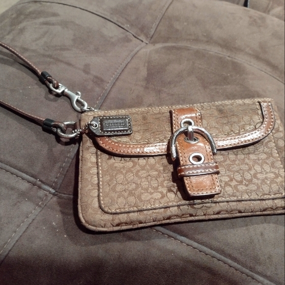 Coach Handbags - Coach Vintage Wristlet